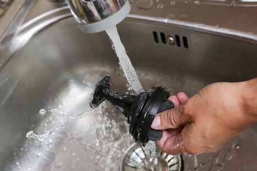 Passe o filtro por água da torneira.